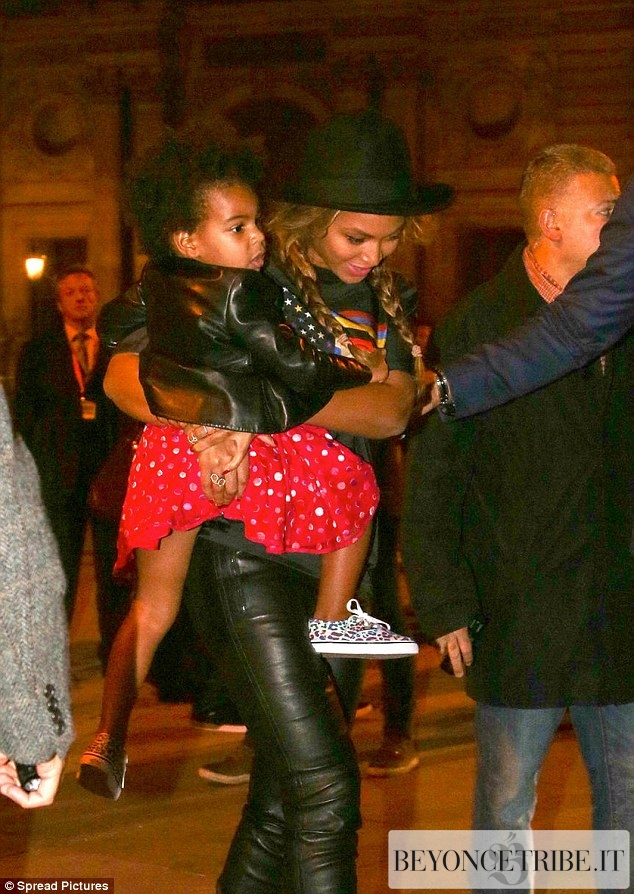 10Beyonc%C3%A9Jay-Z-and-Blue-Ivy-visiting-the-Louvre-Museum-in-Paris-7-Oct-2014.jpg