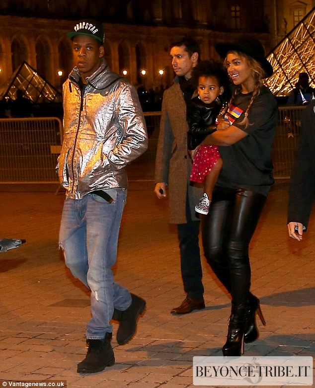 12Beyonc%C3%A9Jay-Z-and-Blue-Ivy-visiting-the-Louvre-Museum-in-Paris-7-Oct-2014.jpg