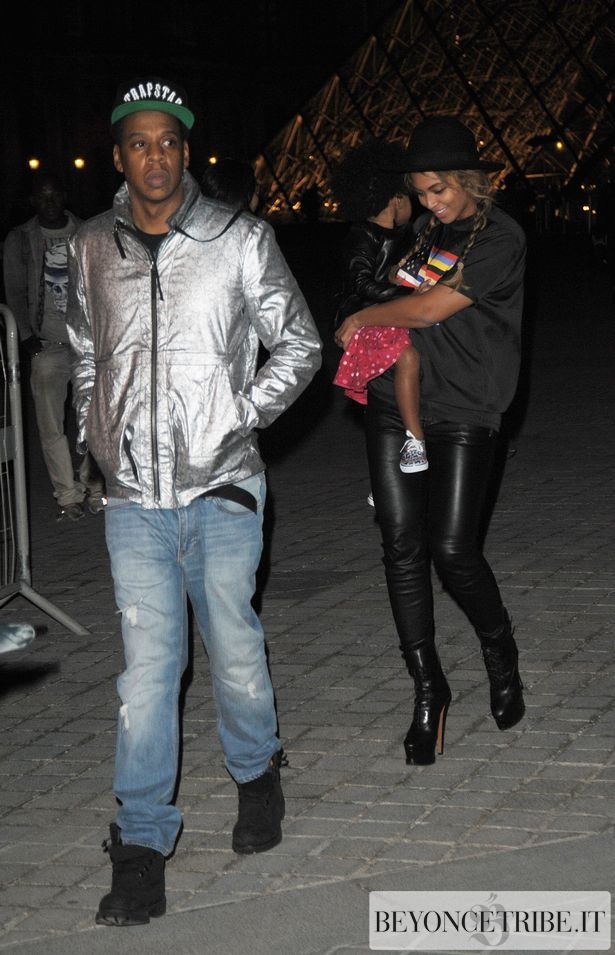 13Beyonc%C3%A9Jay-Z-and-Blue-Ivy-visiting-the-Louvre-Museum-in-Paris-7-Oct-2014.jpg