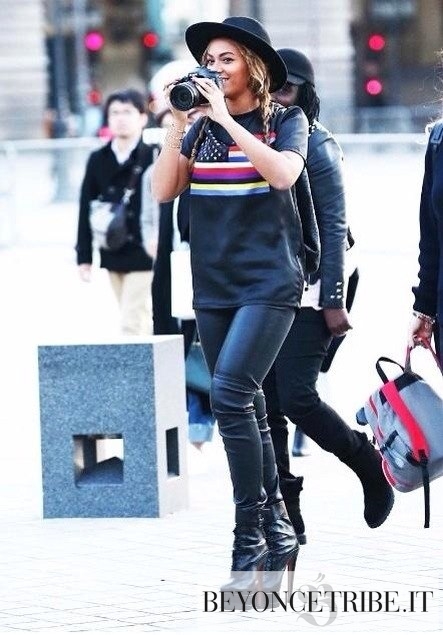 17Beyonc%C3%A9Jay-Z-and-Blue-Ivy-visiting-the-Louvre-Museum-in-Paris-7-Oct-2014.jpg