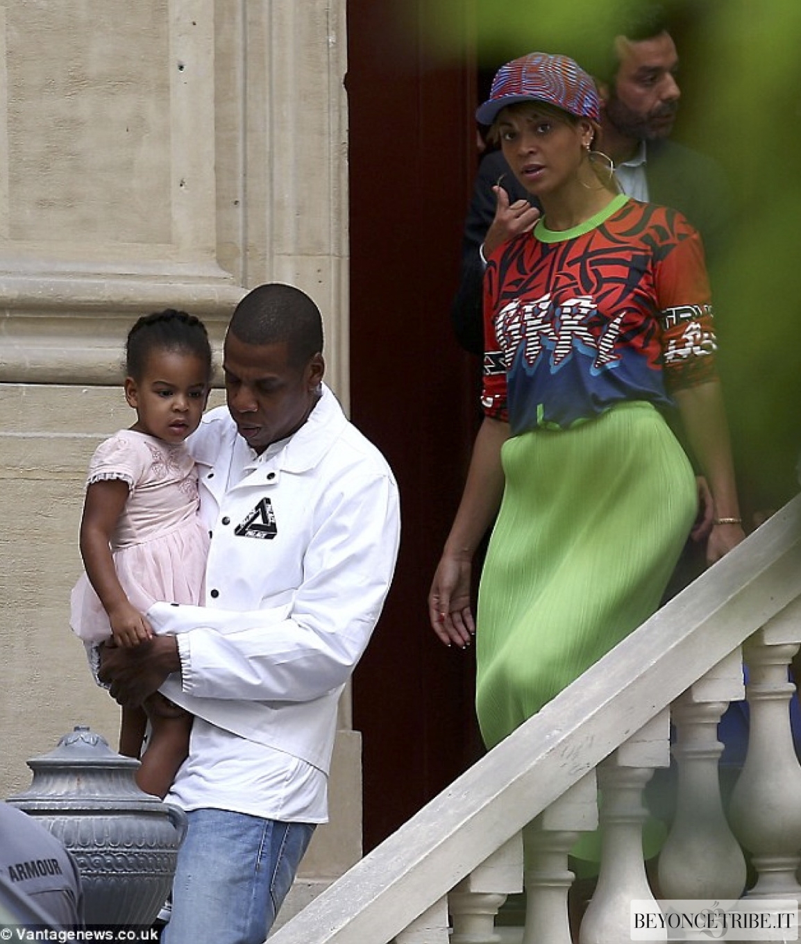 1Beyonc%C3%A9-Jay-Z-and-Blue-Ivy-spotted-in-Paris-2-Oct-2014.jpg