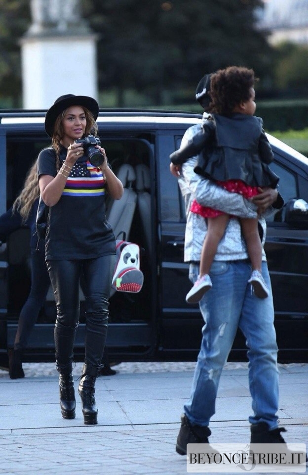 2Beyonc%C3%A9Jay-Z-and-Blue-Ivy-visiting-the-Louvre-Museum-in-Paris-7-Oct-2014.jpg