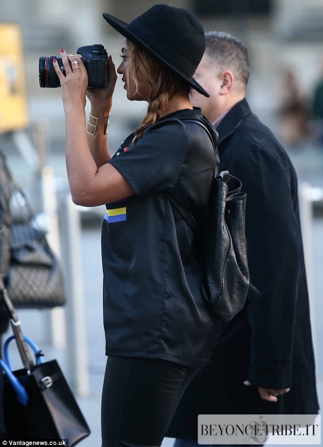 4Beyonc%C3%A9Jay-Z-and-Blue-Ivy-visiting-the-Louvre-Museum-in-Paris-7-Oct-2014.jpg