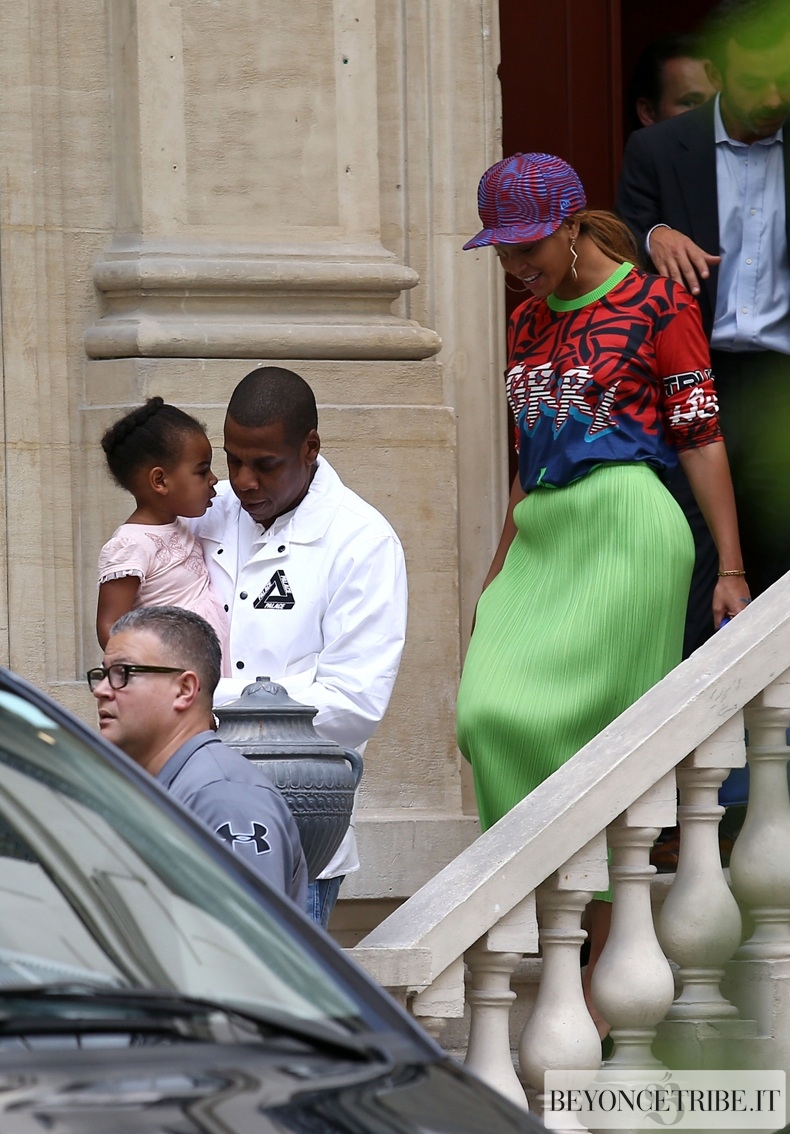 7Beyonc%C3%A9-Jay-Z-and-Blue-Ivy-spotted-in-Paris-2-Oct-2014.jpg