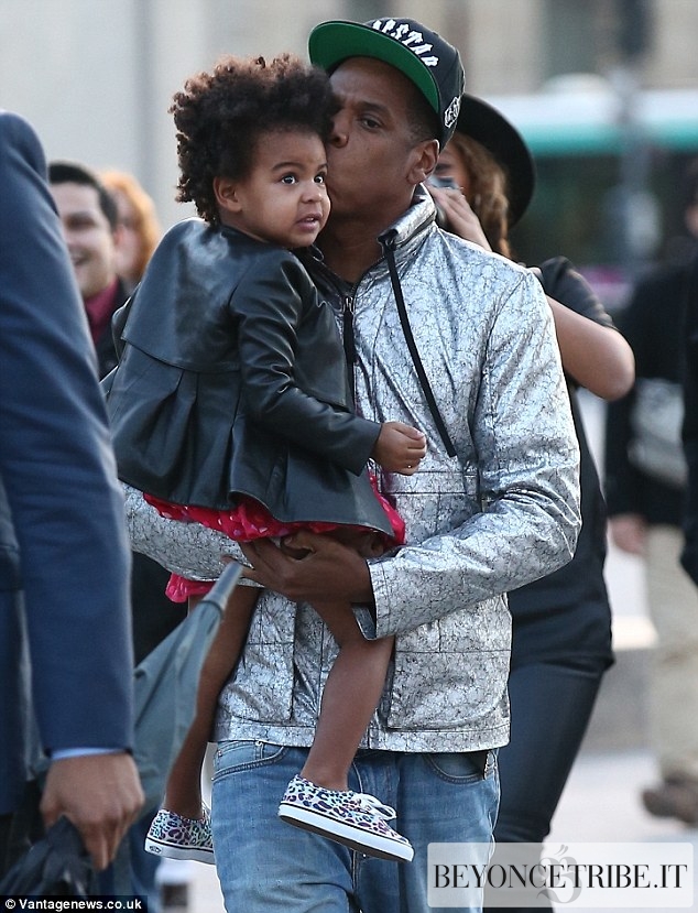 8Beyonc%C3%A9Jay-Z-and-Blue-Ivy-visiting-the-Louvre-Museum-in-Paris-7-Oct-2014.jpg