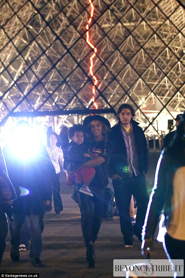 9Beyonc%C3%A9Jay-Z-and-Blue-Ivy-visiting-the-Louvre-Museum-in-Paris-7-Oct-2014.jpg