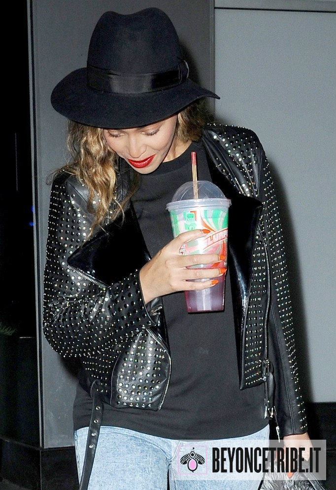 11Beyonc%C3%A9-spotted-arriving-and-out-at-Parkwood-Entertainment-in-Manhattan-NYC-20-Nov-2014.jpg