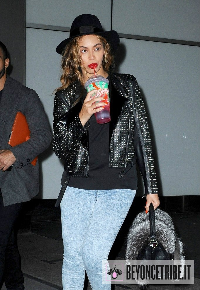 12Beyonc%C3%A9-spotted-arriving-and-out-at-Parkwood-Entertainment-in-Manhattan-NYC-20-Nov-2014.jpg