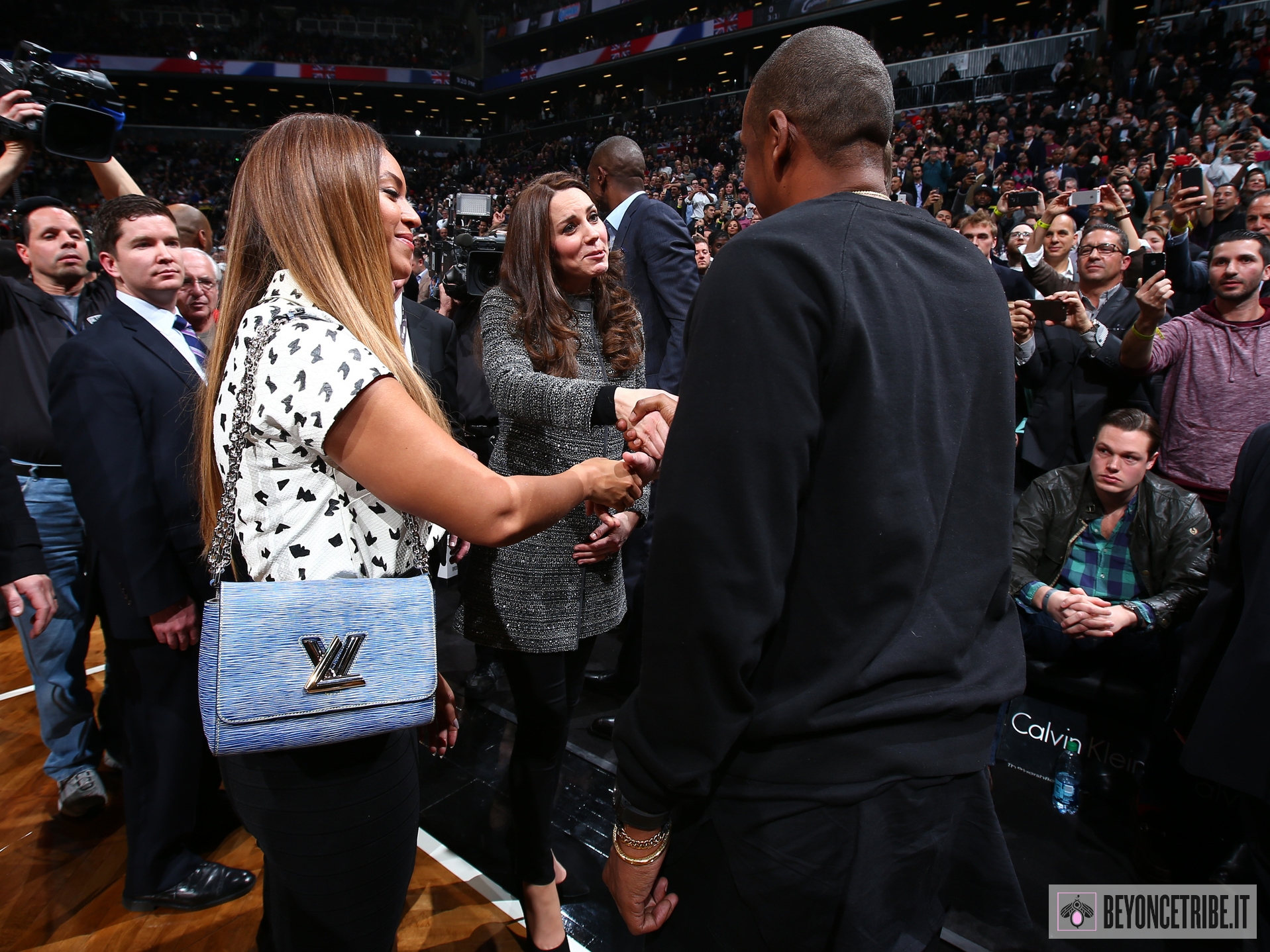 10Beyonc%C3%A9-and-Jay-Z-meet-Prince-William-and-Kate-Middleton-at-the-Brooklyn-Nets-vs-Cleveland-Cavaliers-game-NYC-8-DEC-2014.jpg