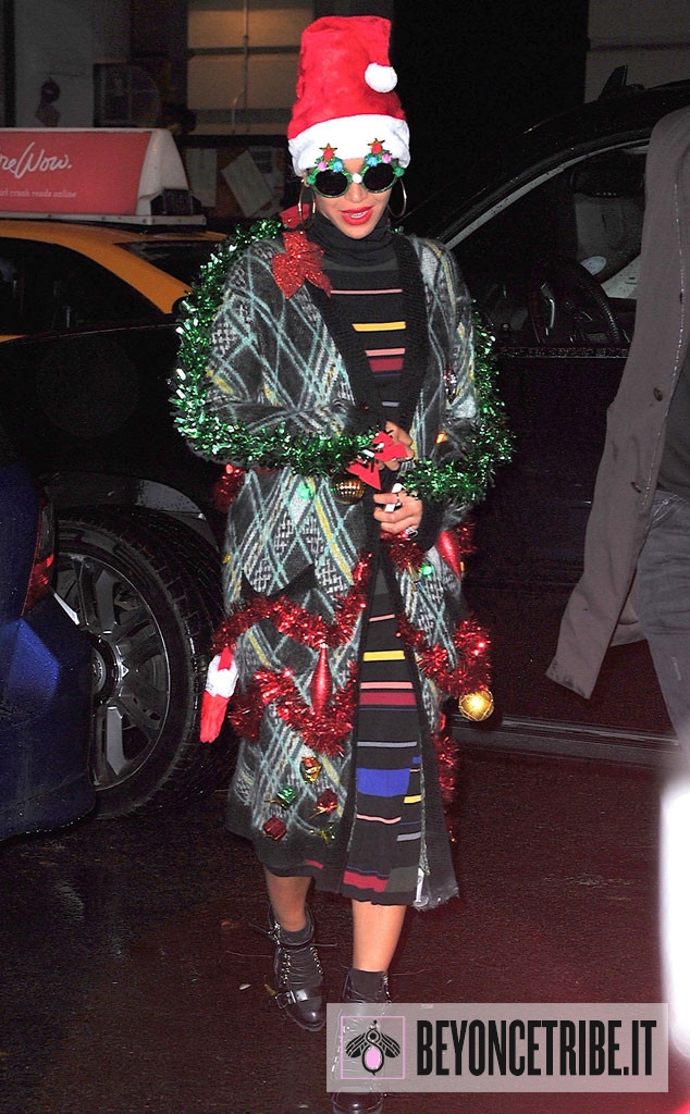 20rs_634x1024-151215051120-634.Beyonce-Santa-Hat-Garland-NYC-JR-121515.jpg